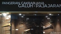Museum Pusaka Keraton Kasepuhan Cirebon, Jawa Barat, menyimpan ribuan koleksi benda-benda pusaka peninggalan sejak zaman Sunan Gunung Jati. Beberapa di antaranya merupakan senjata tua milik sultan, prajurit dan benda rampasan peperangan.