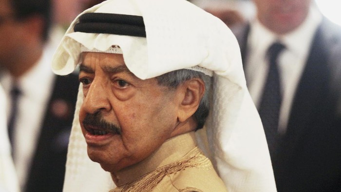 FILE - In this Nov. 10, 2016, file photo, Bahrains Prime Minister Khalifa bin Salman Al Khalifa greets Britains Prince Charles in Manama, Bahrain. Prince Khalifa, one of the world’s longest-serving prime ministers who led his island nation’s government for decades and survived the 2011 Arab Spring protests that demanded his ouster over corruption allegations, died on Wednesday, Nov. 11, 2020. He was 84. (AP Photo/Jon Gambrell, File)