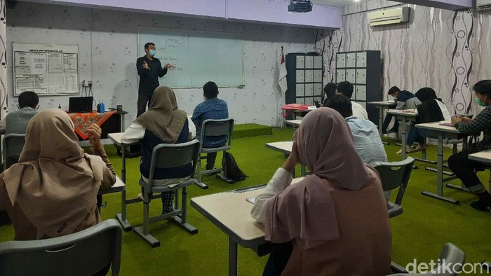 Beberapa SMA di Surabaya sudah menggelar sekolah tatap muka. Salah satunya SMA Tamiriyah.
