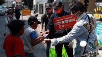Petugas mengimbau masyarakat untuk menerapkan protokol kesehatan.