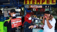 Masker itu dibagikan kepada pedagang kaki lima, driver ojek online, serta warga yang sedang beraktivitas.