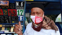 Masker yang dibagikan bertuliskan JANGAN KENDOR! DISIPLIN PAKAI MASKER.