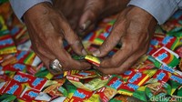 Sampah-sampah tersebut didapat dari warung-warung yang ia singgahi.