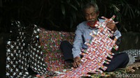 Sampah tersebut dibersihkan lalu dianyam hingga membuat barang yang lebih berharga. Mulai dari tikar, tas, sajadah hingga rompi.