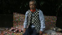 Hasil dari kerajinannya tersebut ia jual mulai dari ratusan hingga jutaan rupiah tergantung tingkat kesulitan dan ukuran. Dalam membuat satu barang biasanya memakan waktu hingga satu minggu. Awalnya ia belajar kesenian ini sejak 2015 kini ia mulai menjualnya kepada yang berminat.