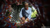 Ini sosok Santo (78) yang sedang berinovasi menyulap sampah plastik mejadi barang berharga.