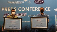 Ade R Susardi - Direktur Layanan, Pengembangan Usaha dan Teknologi Informasi Garuda Indonesia (kiri) dan Dimitris Kostianis - Managing Director PZ Cussons Asia (kanan)  berfoto bersama usai tanda tangan kerjasama antara Garuda Indonesia dan Carex sekaligus meluncurkan gerakan “CarexGAforIndonesia” sebagai bentuk kepedulian dan dukungan kepada Pemerintah dalam upaya memberikan perlindungan kesehatan yang optimal bagi masarakat Indonesia yang akan melakukan penerbangan di masa pandemi. Melalui gerakan tersebut, Garuda Indonesia dan Carex akan menyediakan 100 ribu personal health kit bagi penumpang Garuda Indonesia.