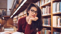 Pemain film Chrisye itu juga punya hobi baca buku dan sedang menulis buku. (Foto: dok. Instagram @vaelovexia) 
