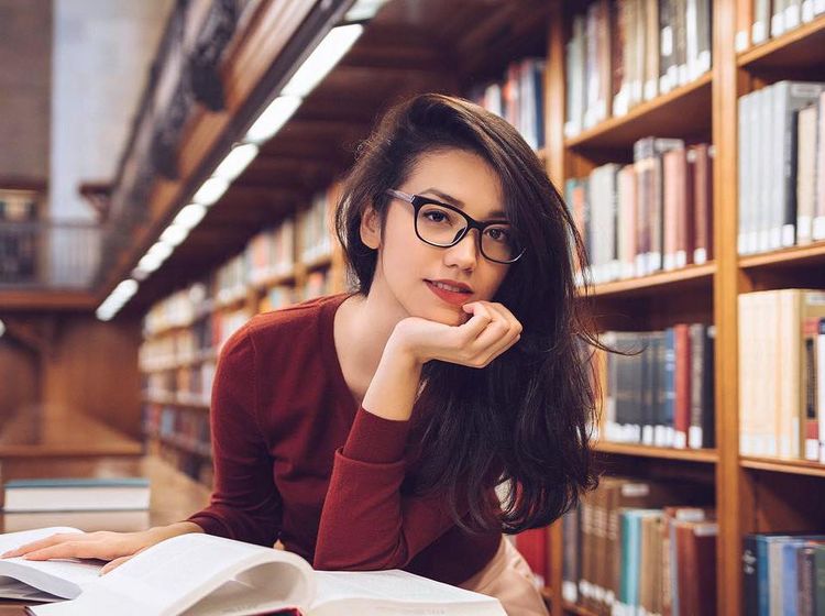 Velove Vexia, Kandidat 100 Perempuan Berwajah Sempurna