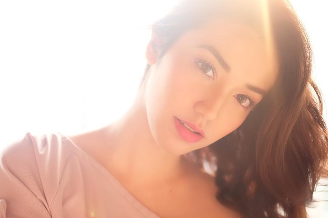 Nama Velove Vexia juga masuk ke dalam daftar artis Indonesia yang memiliki wajah blasteran. Banyak yang mengira bahwa artis cantik ini memiliki darah blasteran. Nyatanya paras cantiknya itu diperolehnya dari darah manado keturunan keluarganya. Foto: dok. Instagram @vaelovexia