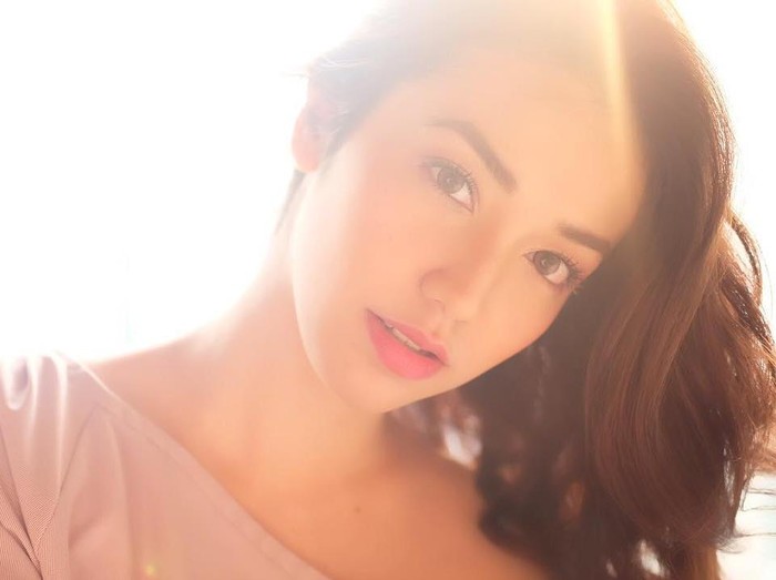 Velove Vexia, Kandidat 100 Perempuan Berwajah Sempurna