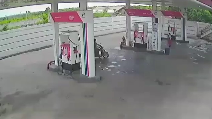 Viral pria berjaket ojol todongkan senpi ke petugas SPBU di Denpasar (Screenshot video viral)