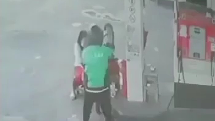 Viral pria berjaket ojol todongkan senpi ke petugas SPBU di Denpasar (Screenshot video viral)