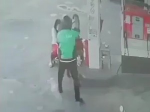 Todong Petugas SPBU Denpasar, Pria Berjaket Ojol Pakai Pistol Mainan