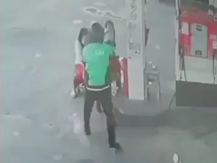 Viral pria berjaket ojol todongkan senpi ke petugas SPBU di Denpasar (Screenshot video viral)