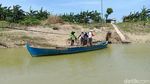 Warga Kudus Puluhan Tahun Seberangi Sungai dengan Perahu Tambang