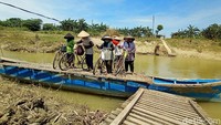 Warga mengaku pergi Demak dengan menyeberangi sungai pakai perahu tambang itu bisa lebih cepat. Sebab di wilayah Undaan Kidul ini jauh dari jembatan. 