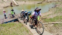 Banyak warga yang melintas menggunakan perahu tambang. Mulai dari anak sekolah, pedagang, petani, hingga warga yang memang sengaja melintas menggunakan perahu tambang.