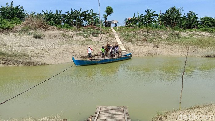 Warga Kudus Puluhan Tahun Seberangi Sungai dengan Perahu Tambang Warga di Kecamatan Undaan, Kabupaten Kudus, Jawa Tengah, menyeberangi Sungai Wulan menggunakan perahu tambang. Kondisi seperti itu sudah berlangsung selama puluhan tahun.