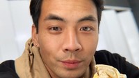 Kini namanya ramai diperbincangkan setelah masuk ke dalam nominasi 100 pria tertampan di dunia versi TC Candler. Ia akan bersaing dengan Leonardo DiCaprio dan Chris Evans. Foto: Instagram @yoshi_sudarso