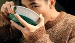 Pose Keren Yoshi Sudarso saat Ngopi dan Jajan Mie Ayam