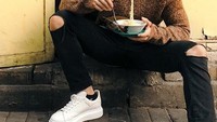 Ada yang tak kalah bikin netizen salah fokus, yaitu gaya nyelenehnya saat makan mie ayam ini. Meski nyeleneh tapi tak mengurangi ketampanannya sedikit pun. Foto: Instagram @yoshi_sudarso