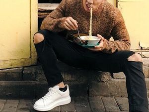 Pose Keren Yoshi Sudarso saat Ngopi dan Jajan Mie Ayam