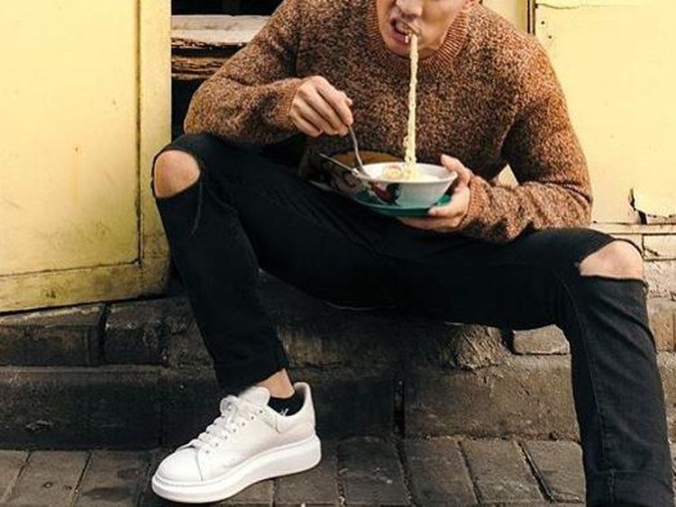 Pose Keren Yoshi Sudarso saat Ngopi dan Jajan Mie Ayam