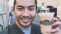 Bukti lain, kalau Yoshi Sudarso termasuk pecinta kopi. Kali ini pose dengan segelas kopi susu yang kekinian. Foto: Instagram @yoshi_sudarso
