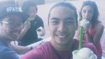 Pose Keren Yoshi Sudarso saat Ngopi dan Jajan Mie Ayam