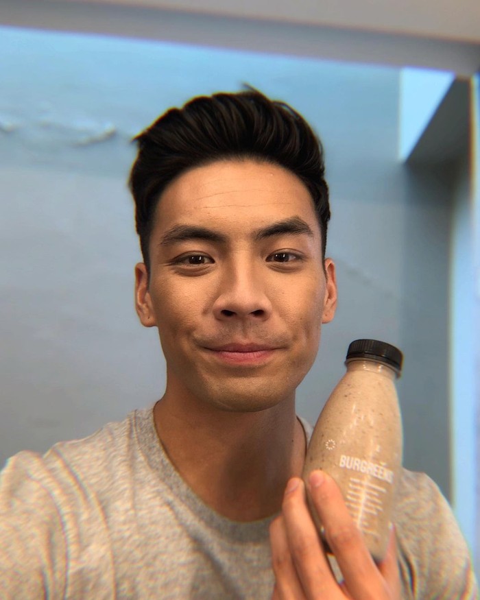Yoshi Sudarso Pose Keren Yoshi Sudarso saat Ngopi dan Jajan Mie Ayam