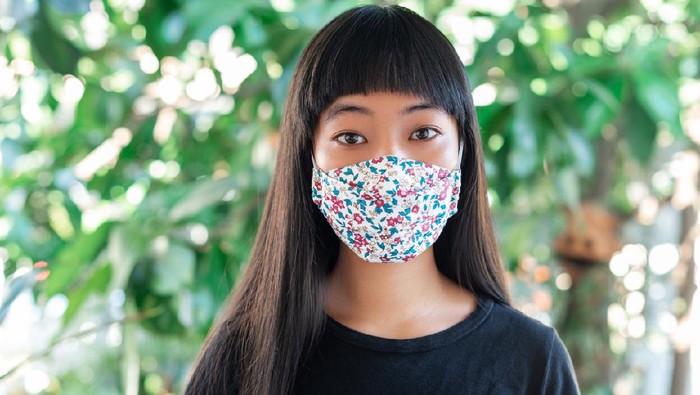 1218132204 teenage girl wearing fabric mask for protect pm2.5 and Covid-19