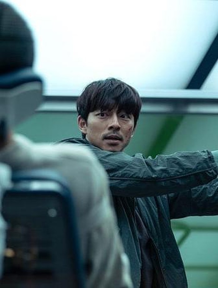 Adegan film Seo Bok yang diperankan Gong Yoo dan Park Bo Gum Adegan film Seo Bok yang diperankan Gong Yoo dan Park Bo Gum
