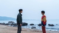 Pertemuan Ki Heon dan Seo Bok berujung insiden yang membahayakan keduanya. (Foto: dok. CJ Entertainment)  