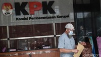 Dalam kasus ini mantan Bupati Bogor Rachmat Yasin ditetapkan KPK sebagai tersangka dalam dua kasus dugaan korupsi. Pada kasus pertama, Rachmat Yasin diduga menyunat anggaran SKPD senilai Rp 8,9 miliar untuk keperluannya, termasuk kampanye pada Pilkada 2013 dan Pileg 2014.
