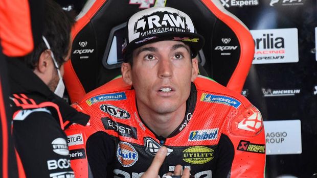ALCANIZ, SPAIN - OCTOBER 24:  Aleix Espargaro of Spain and Aprilia Racing Team Gresini speaks with mechanics in box during the qualifying for the MotoGP of Teruel at Motorland Aragon Circuit on October 24, 2020 in Alcaniz, Spain. (Photo by Mirco Lazzari gp/Getty Images)