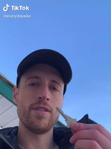 Pria meninggalkan kunci di keset depan rumah supaya diambil maling.