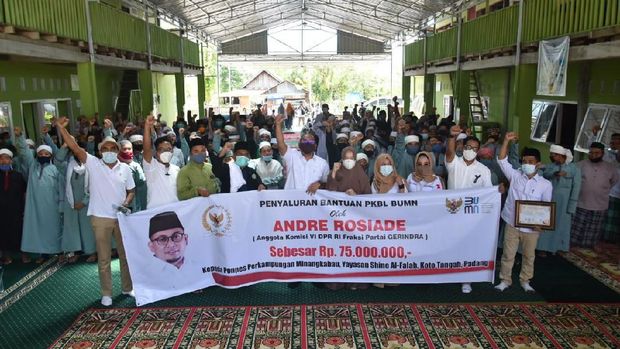 Anggota DPR RI Dapil Sumatera Barat Andre Rosiade bersilaturahmi ke Pondok Pesantren Perkampungan Minangkabau yang didirikan Yayasan Shine Al Falah.