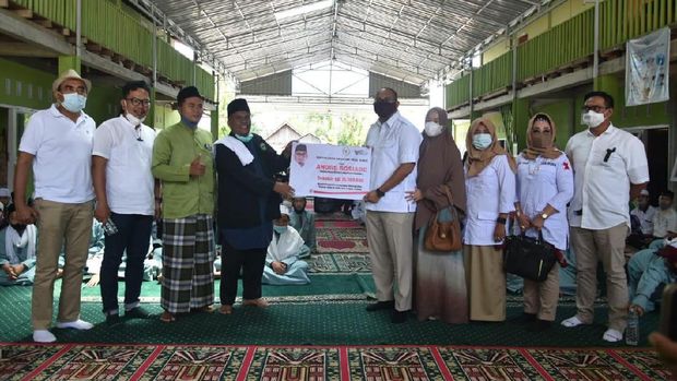 Anggota DPR RI Dapil Sumatera Barat Andre Rosiade bersilaturahmi ke Pondok Pesantren Perkampungan Minangkabau yang didirikan Yayasan Shine Al Falah.