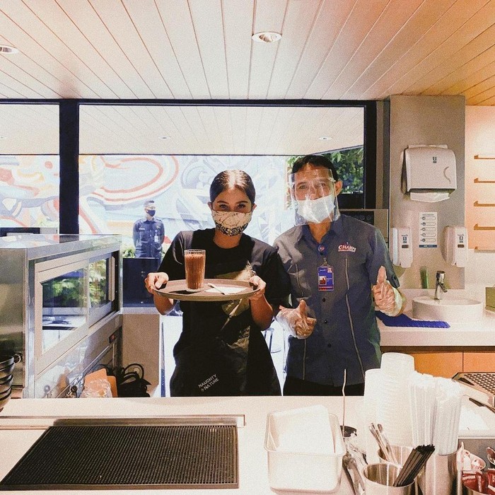 Heboh! Awkarin Kerja Jadi Barista dan Pelayan di Gerai KFC