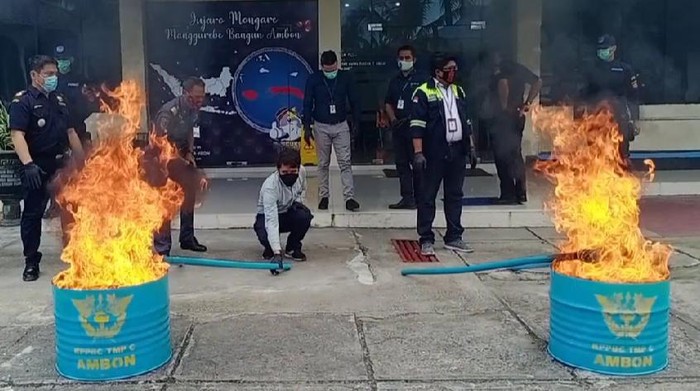 Bea Cukai Ambon musnahkan pakaian hingga mainan asal Belanda yang tak memiliki dokumen.