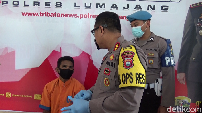 Seorang begal motor ditangkap Tim Kuro Polres Lumajang. Dalam aksinya, ia dan komplotan memancing korban dengan seorang wanita.