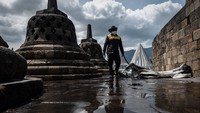 Berdasarkan pantauan, penutupan stupa candi dilakukan di lantai 8 dan lorong lantai 1. Selain itu, juga sudah dipersiapkan terpaulin.