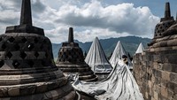 Terpaulin khusus ini yang jika ditutupkan di stupa tidak ada kelembaban. Adapun di lantai 8 ini ada 32 stupa, tapi belum semuanya ditutupi.