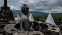 Pengalaman kemarin kan bagaimana kita cukup susah melakukan pembersihan. Makanya saat ini kita tetap memantau perkembangan Merapi itu bisa macem-macem. Itu kan bisa kita monitoring makanya kita nyicil melakukan tanggap bencana ini dengan melakukan pemasangan cover untuk melindungi batu Candi Borobudur dari abu Merapi, terangnya.