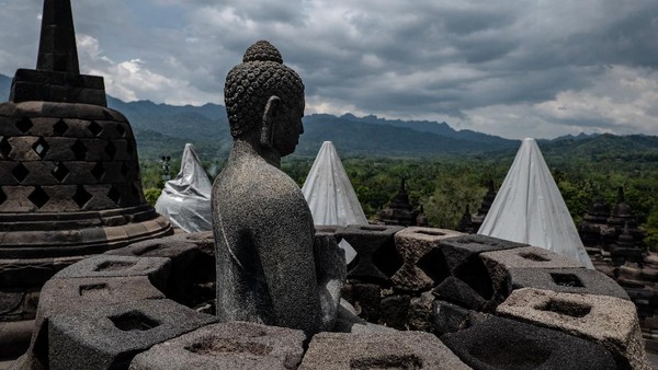 Pengalaman kemarin kan bagaimana kita cukup susah melakukan pembersihan. Makanya saat ini kita tetap memantau perkembangan Merapi itu bisa macem-macem. Itu kan bisa kita monitoring makanya kita nyicil melakukan tanggap bencana ini dengan melakukan pemasangan cover untuk melindungi batu Candi Borobudur dari abu Merapi, terangnya. Pengalaman kemarin kan bagaimana kita cukup susah melakukan pembersihan. Makanya saat ini kita tetap memantau perkembangan Merapi itu bisa macem-macem. Itu kan bisa kita monitoring makanya kita nyicil melakukan tanggap bencana ini dengan melakukan pemasangan cover untuk melindungi batu Candi Borobudur dari abu Merapi, terangnya.