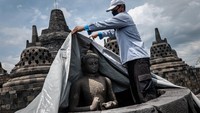 Balai Konservasi Borobudur (BKB), menutup stupa candi dan lorong Candi Borobudur, Kamis (12/11/2020).