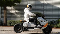 Yang menarik, skuter listrik ini punya posisi jok rendah dan jarak sumbu roda yang panjang, sehingga bentuknya malah mirip skuter yang dimodifikasi dengan konsep low rider. Foto: Dok. BMW Motorrad