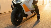 Motor ini sudah memakai lampu -lampu full LED. Headlight sudah dilengkapi dengan powerfull LED dan Adaptive Headlight Pro. Foto: Dok. BMW Motorrad