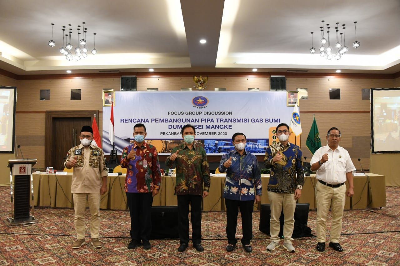 Kepala BPH Migas M. Fanshurullah Asa dalam acara pembukaan acara Focus Group Discussion (FGD) Rencana Pembangunan Pipa Transmisi Gas Bumi Dumai-Sei Mangke di Hotel Pangeran Pekanbaru (12/11/20) . (Dok. BPH Migas)